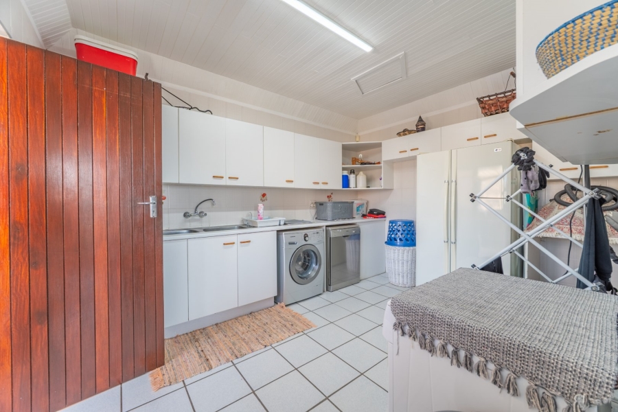 7 Bedroom Property for Sale in Wavecrest Eastern Cape